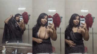 Girl in Saree Shows Gigantic Boobies in Bathroom